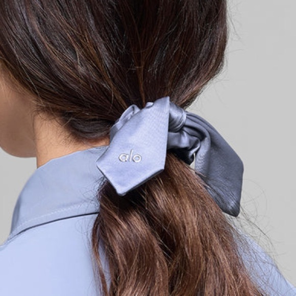 Alo Yoga Airlift Rhythm Scrunchie in Winter Frost